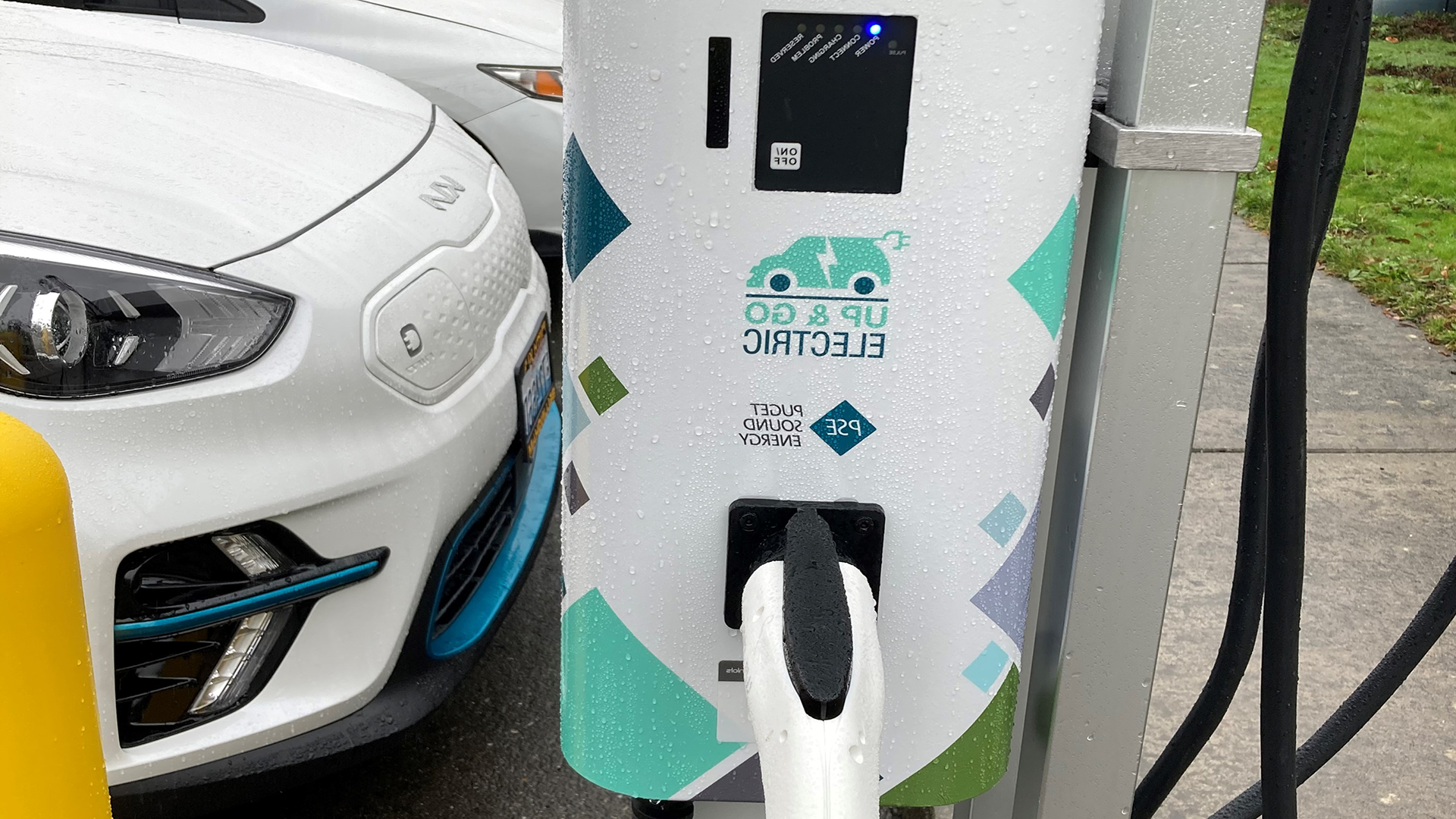 An 电动汽车 charger installed at the Housing Authority of Skagit County through our 股权集中 pilot.